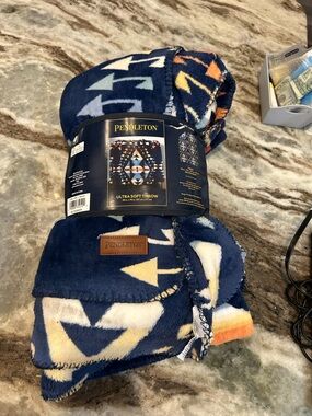 Pendleton Ultra Soft Throw big thunder pattern has some fraying Aztec boho